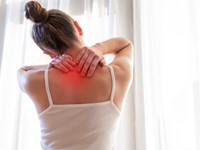 8 estiramientos para tratar el dolor de cuello y aliviar la tensión