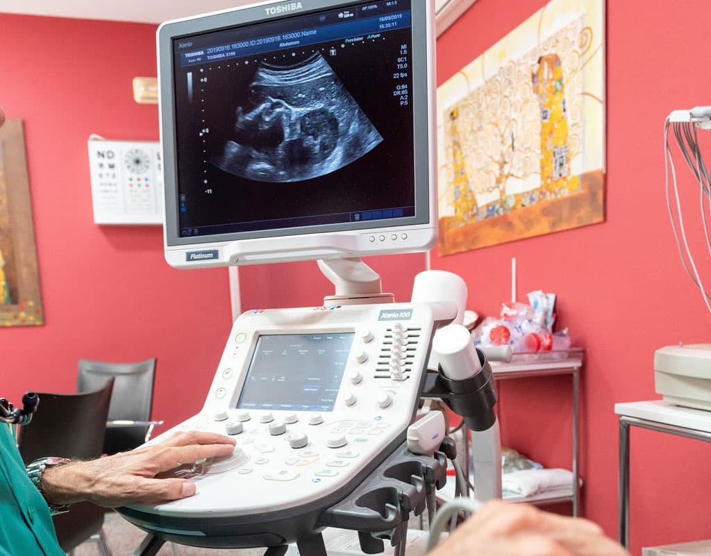 Obstetra en Cangas atendiendo a una paciente embarazada